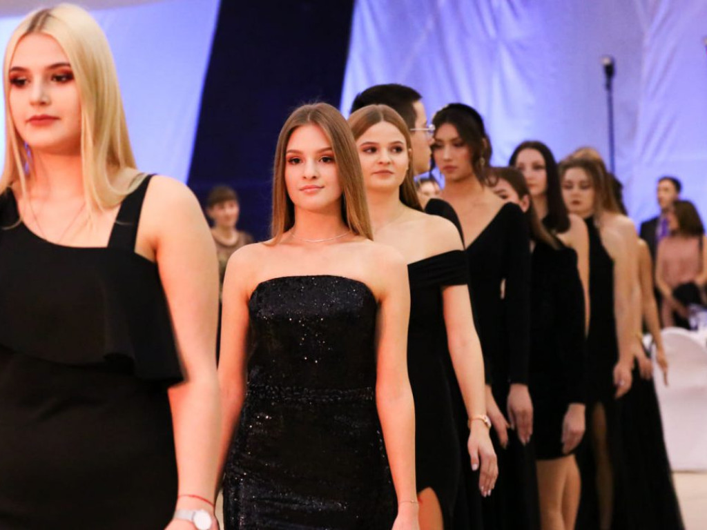 Polonez - król każdej studniówki. Tak bawią się uczniowie II Liceum Ogólnokształcącego