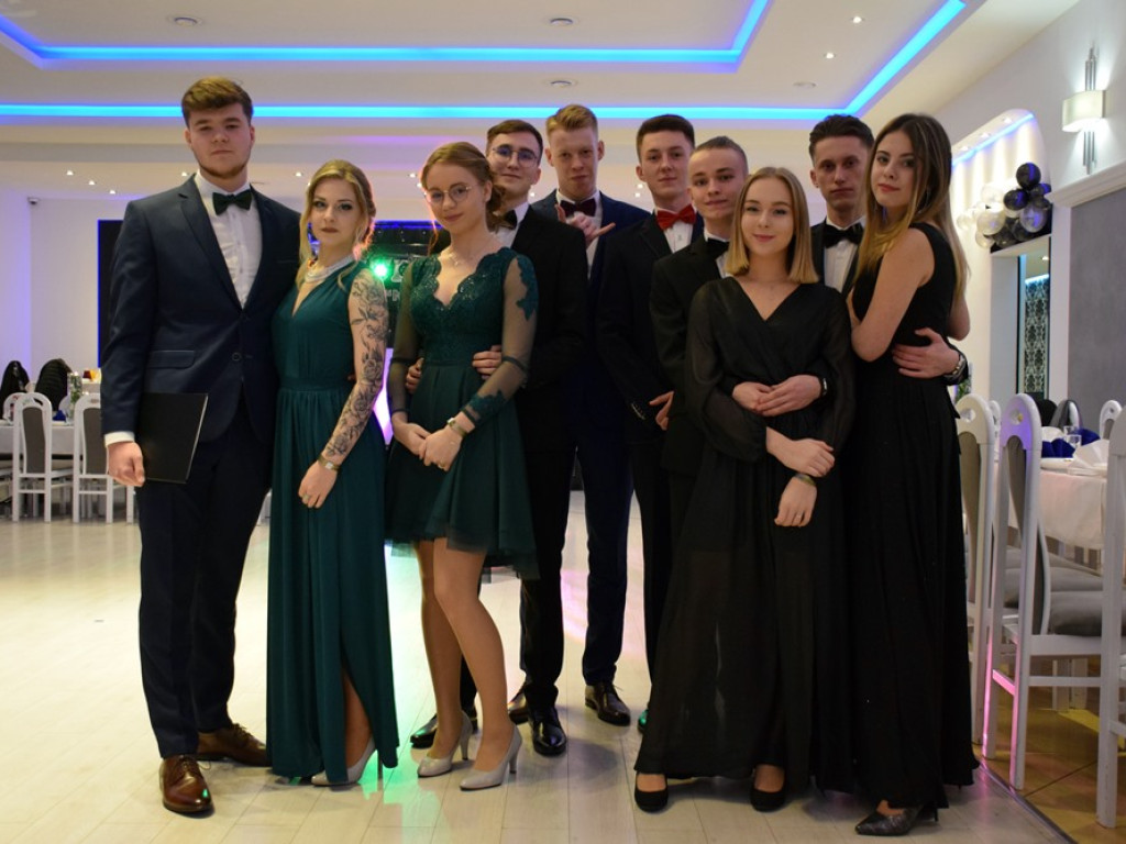 Zespół Szkół Politechnicznych w Głogowie rozpoczął wielki studniówkowy bal w Rodosie!