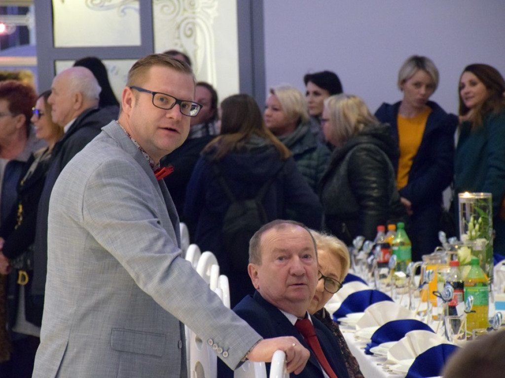 Zespół Szkół Politechnicznych w Głogowie rozpoczął wielki studniówkowy bal w Rodosie!