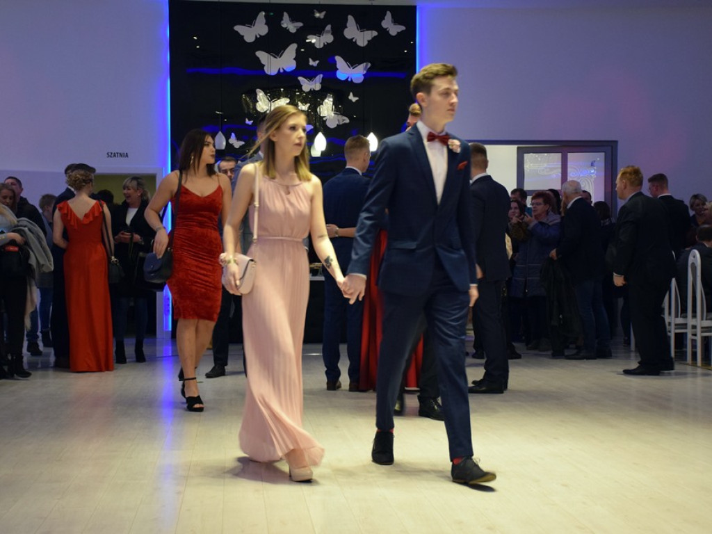 Zespół Szkół Politechnicznych w Głogowie rozpoczął wielki studniówkowy bal w Rodosie!