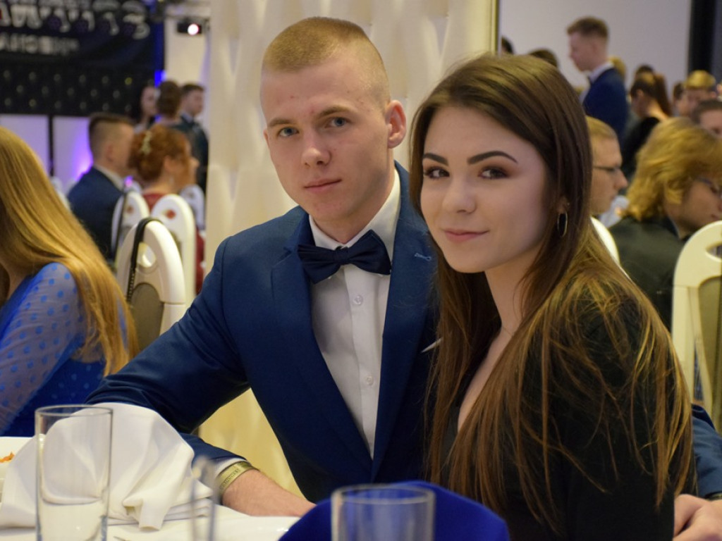Zespół Szkół Politechnicznych w Głogowie rozpoczął wielki studniówkowy bal w Rodosie!