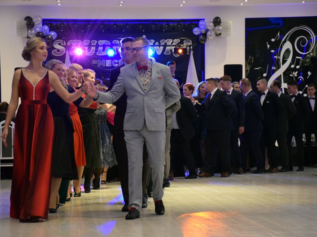 Zespół Szkół Politechnicznych w Głogowie rozpoczął wielki studniówkowy bal w Rodosie!