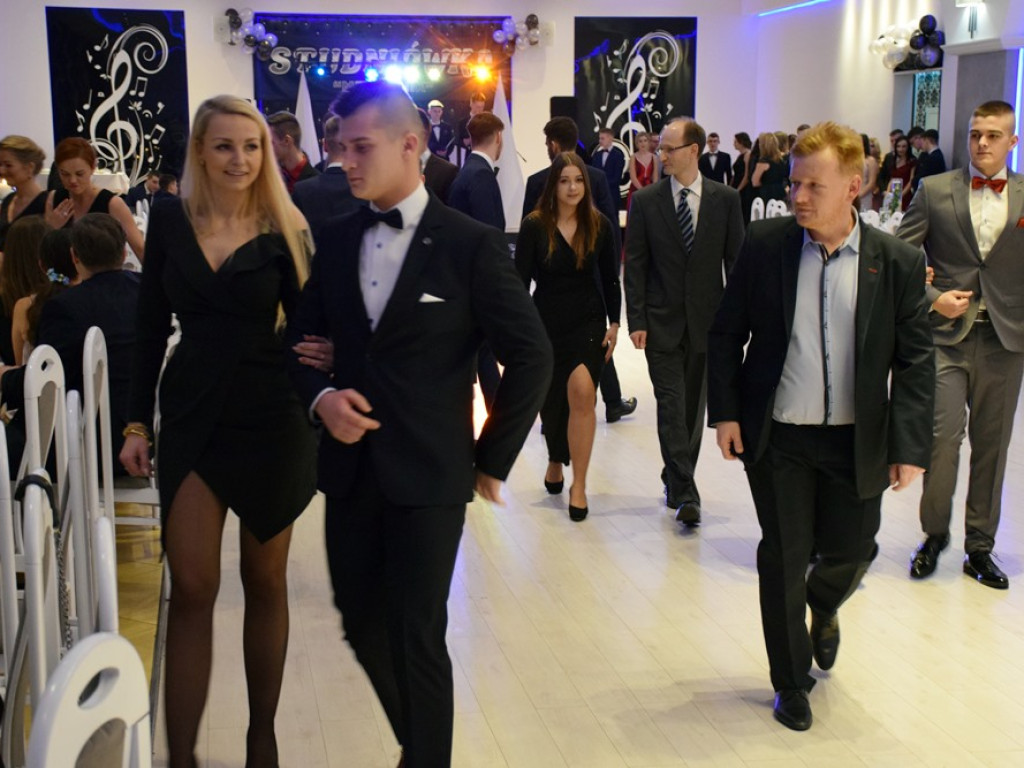 Zespół Szkół Politechnicznych w Głogowie rozpoczął wielki studniówkowy bal w Rodosie!