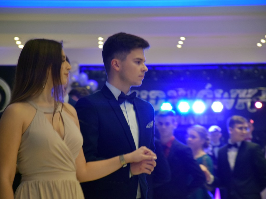 Zespół Szkół Politechnicznych w Głogowie rozpoczął wielki studniówkowy bal w Rodosie!