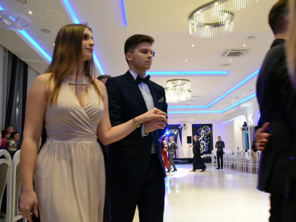 Zespół Szkół Politechnicznych w Głogowie rozpoczął wielki studniówkowy bal w Rodosie!