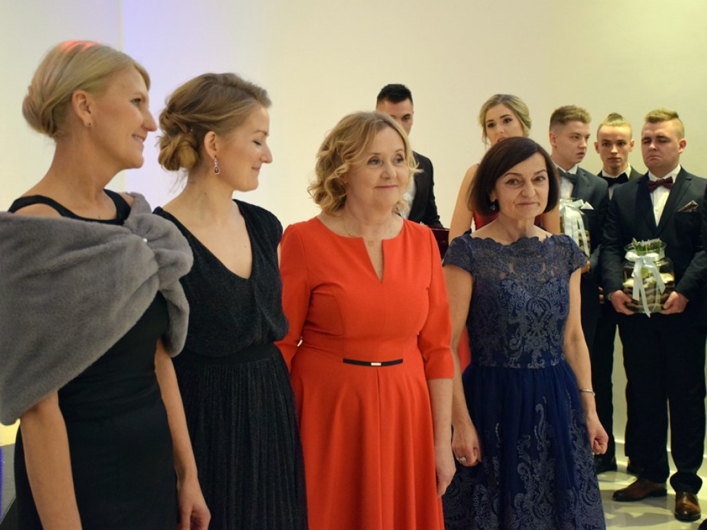 Zespół Szkół Politechnicznych w Głogowie rozpoczął wielki studniówkowy bal w Rodosie!