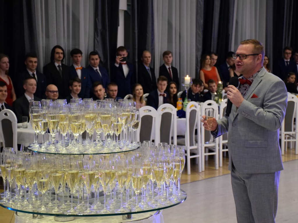 Zespół Szkół Politechnicznych w Głogowie rozpoczął wielki studniówkowy bal w Rodosie!