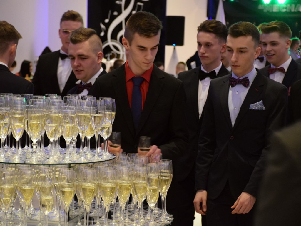 Zespół Szkół Politechnicznych w Głogowie rozpoczął wielki studniówkowy bal w Rodosie!