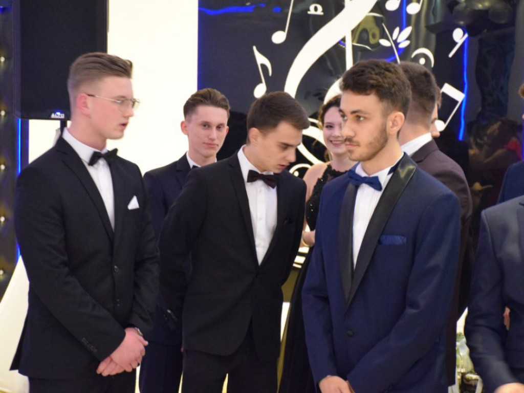 Zespół Szkół Politechnicznych w Głogowie rozpoczął wielki studniówkowy bal w Rodosie!