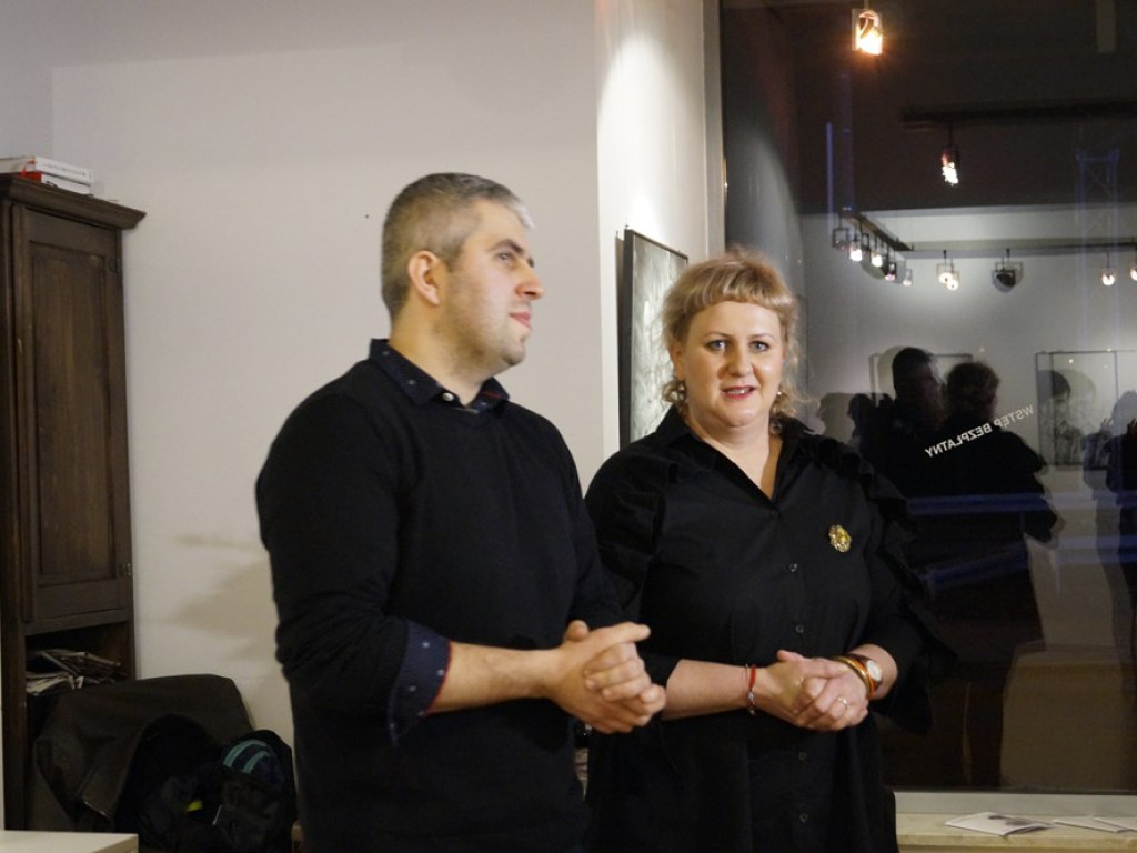 Postacie, figury i faktury. Adam Kopiec zaprasza na wystawę w MOK-u