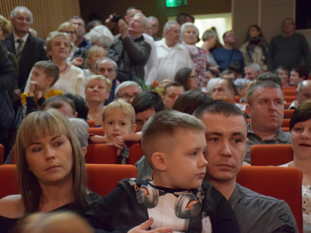 Sala widowiskowa wypchana po brzegi! Tak Dzień Babci i Dziadka świętuje Przedszkole Publiczne nr 19 Bajka w Głogowie