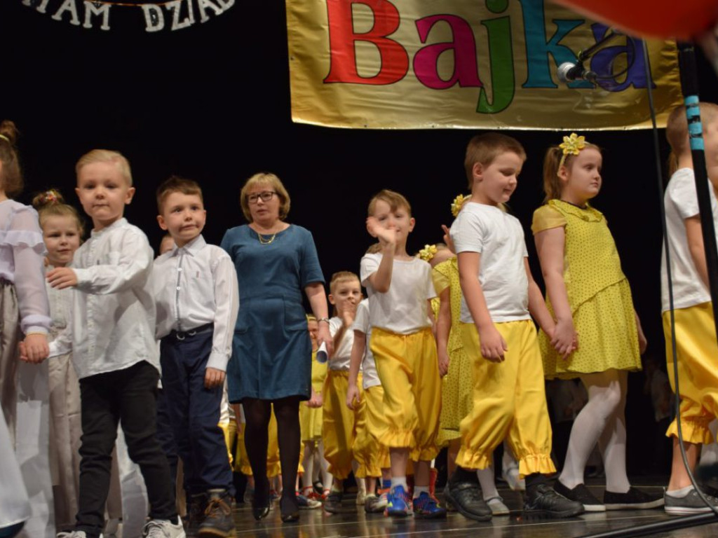 Sala widowiskowa wypchana po brzegi! Tak Dzień Babci i Dziadka świętuje Przedszkole Publiczne nr 19 Bajka w Głogowie
