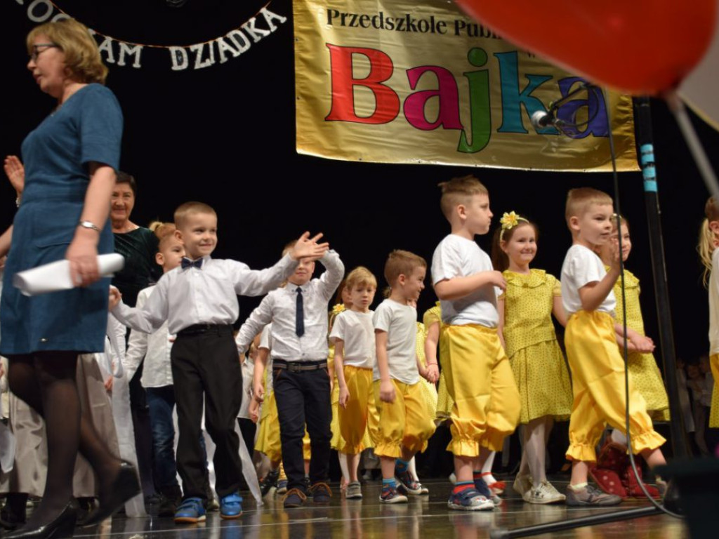 Sala widowiskowa wypchana po brzegi! Tak Dzień Babci i Dziadka świętuje Przedszkole Publiczne nr 19 Bajka w Głogowie