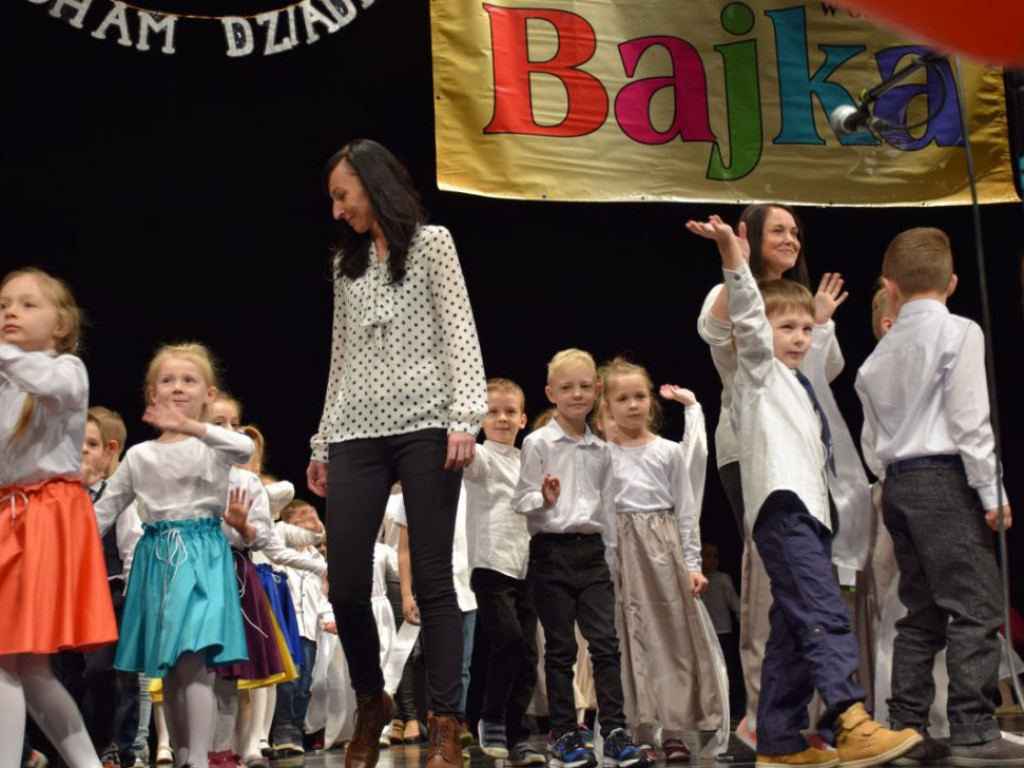 Sala widowiskowa wypchana po brzegi! Tak Dzień Babci i Dziadka świętuje Przedszkole Publiczne nr 19 Bajka w Głogowie