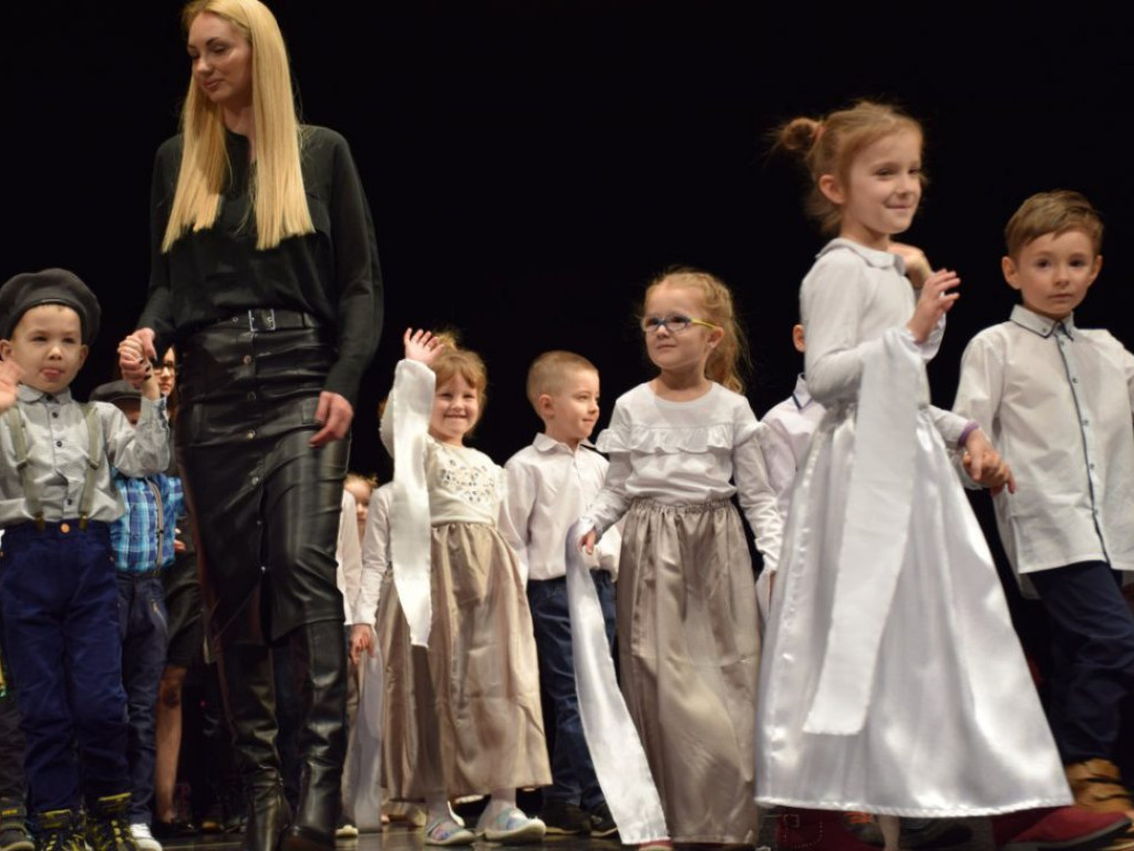 Sala widowiskowa wypchana po brzegi! Tak Dzień Babci i Dziadka świętuje Przedszkole Publiczne nr 19 Bajka w Głogowie