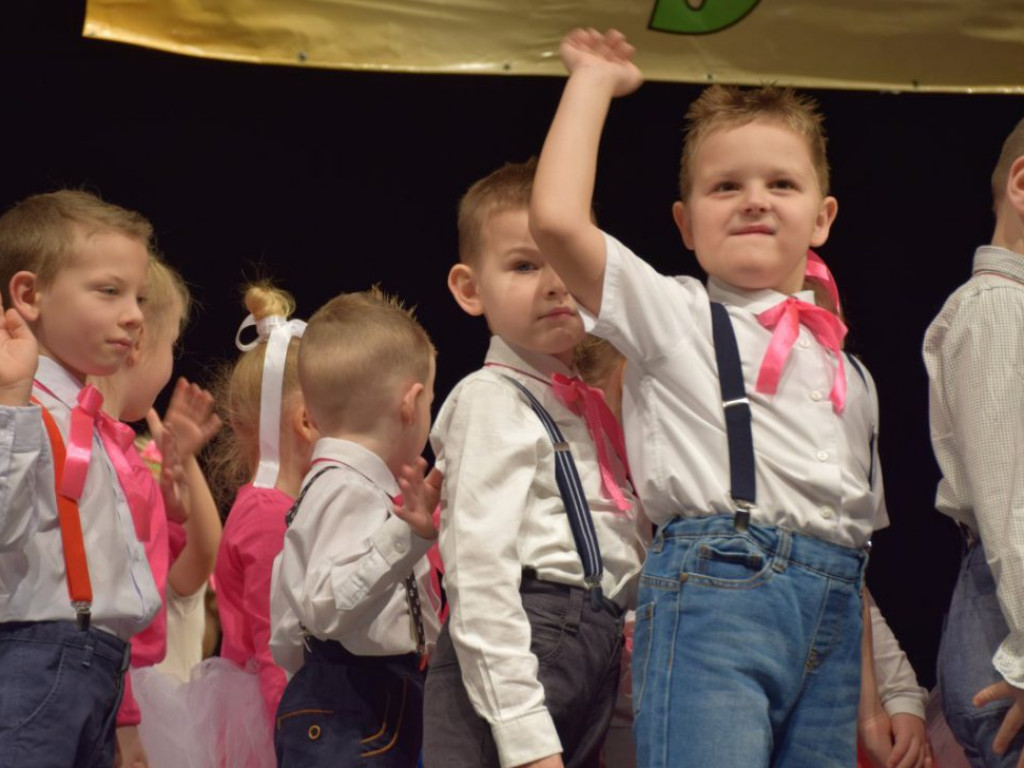 Sala widowiskowa wypchana po brzegi! Tak Dzień Babci i Dziadka świętuje Przedszkole Publiczne nr 19 Bajka w Głogowie