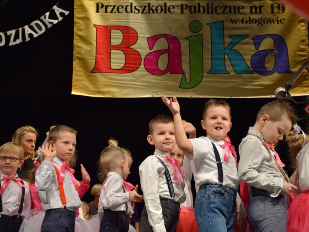 Sala widowiskowa wypchana po brzegi! Tak Dzień Babci i Dziadka świętuje Przedszkole Publiczne nr 19 Bajka w Głogowie