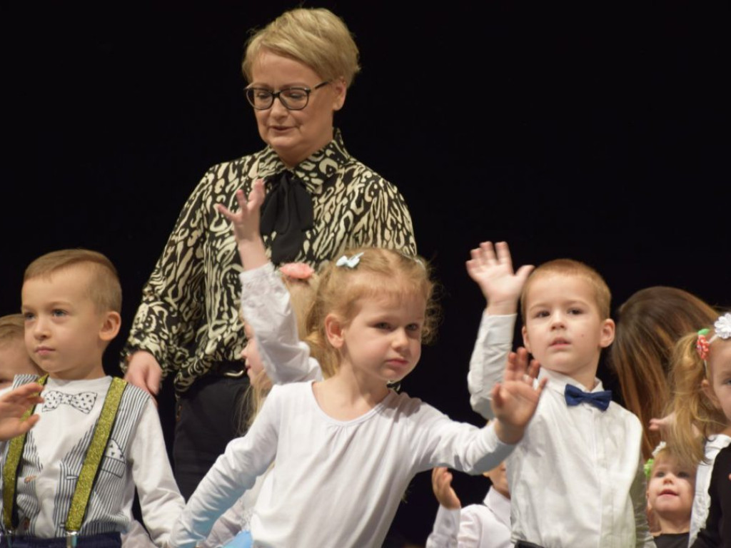 Sala widowiskowa wypchana po brzegi! Tak Dzień Babci i Dziadka świętuje Przedszkole Publiczne nr 19 Bajka w Głogowie