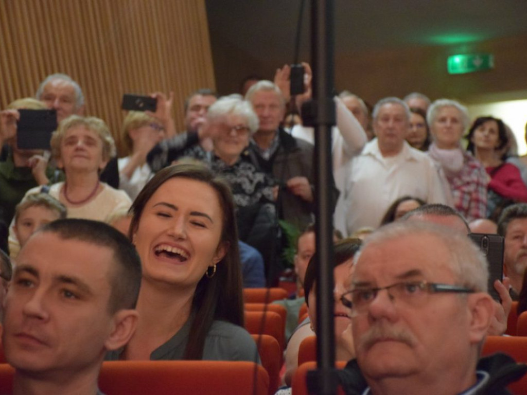Sala widowiskowa wypchana po brzegi! Tak Dzień Babci i Dziadka świętuje Przedszkole Publiczne nr 19 Bajka w Głogowie