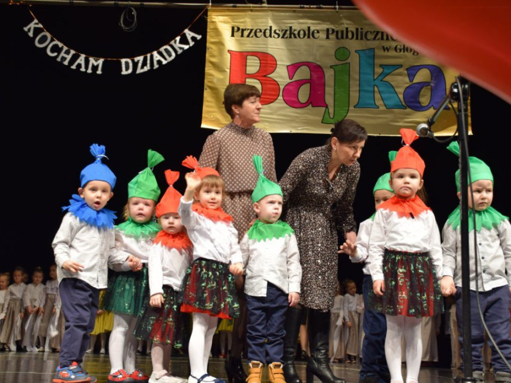 Sala widowiskowa wypchana po brzegi! Tak Dzień Babci i Dziadka świętuje Przedszkole Publiczne nr 19 Bajka w Głogowie