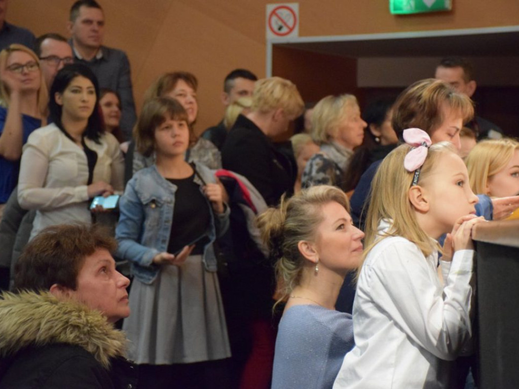 Sala widowiskowa wypchana po brzegi! Tak Dzień Babci i Dziadka świętuje Przedszkole Publiczne nr 19 Bajka w Głogowie