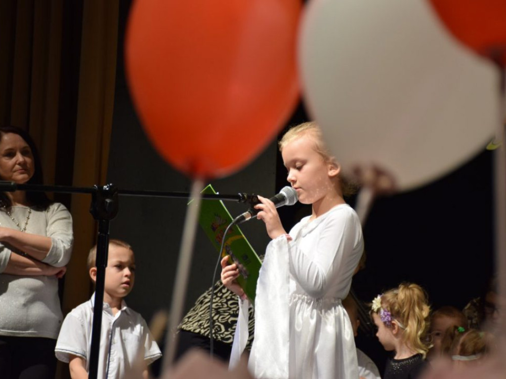 Sala widowiskowa wypchana po brzegi! Tak Dzień Babci i Dziadka świętuje Przedszkole Publiczne nr 19 Bajka w Głogowie