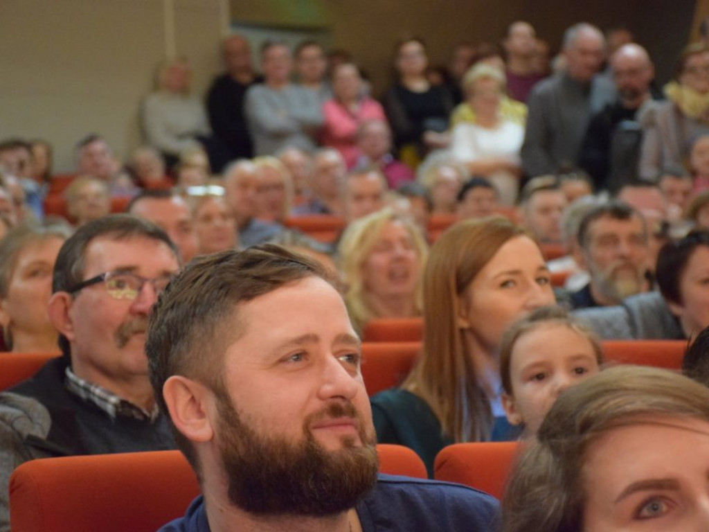 Sala widowiskowa wypchana po brzegi! Tak Dzień Babci i Dziadka świętuje Przedszkole Publiczne nr 19 Bajka w Głogowie