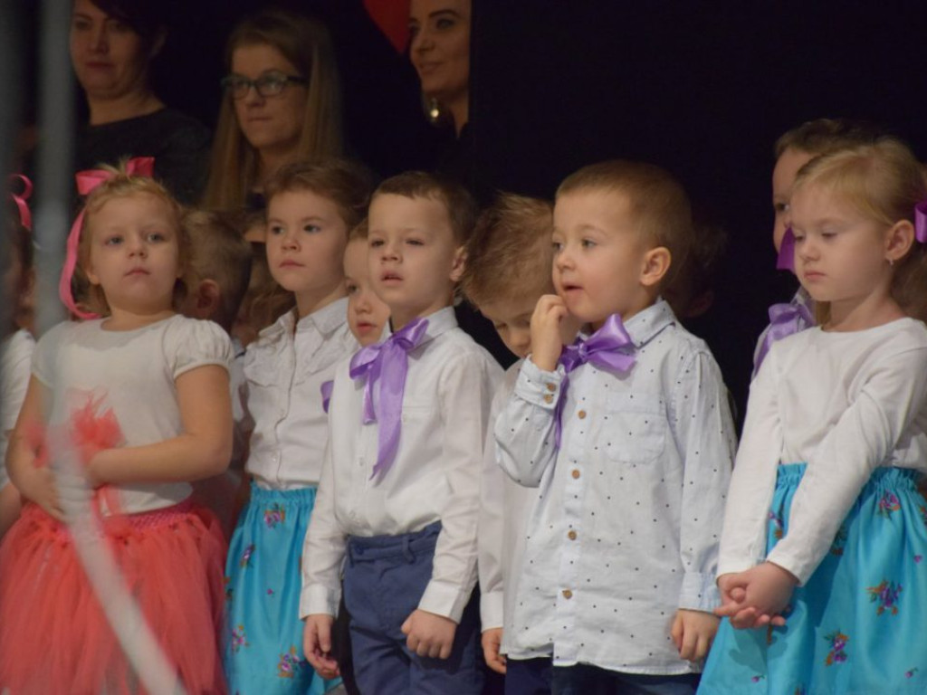 Sala widowiskowa wypchana po brzegi! Tak Dzień Babci i Dziadka świętuje Przedszkole Publiczne nr 19 Bajka w Głogowie