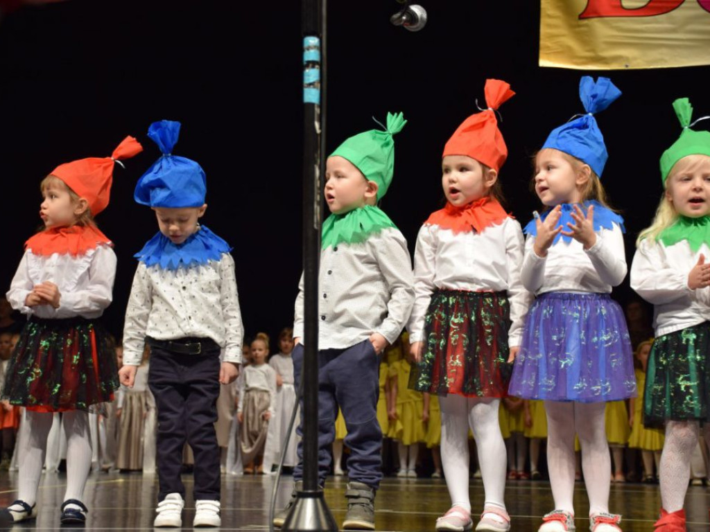 Sala widowiskowa wypchana po brzegi! Tak Dzień Babci i Dziadka świętuje Przedszkole Publiczne nr 19 Bajka w Głogowie