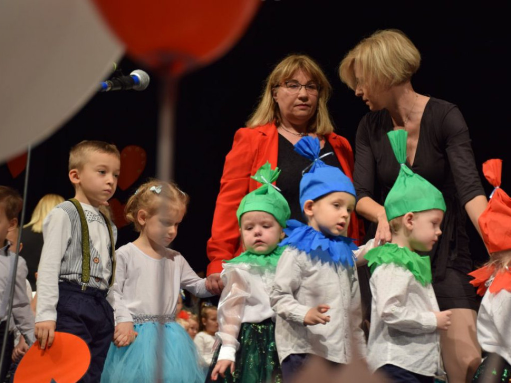 Sala widowiskowa wypchana po brzegi! Tak Dzień Babci i Dziadka świętuje Przedszkole Publiczne nr 19 Bajka w Głogowie