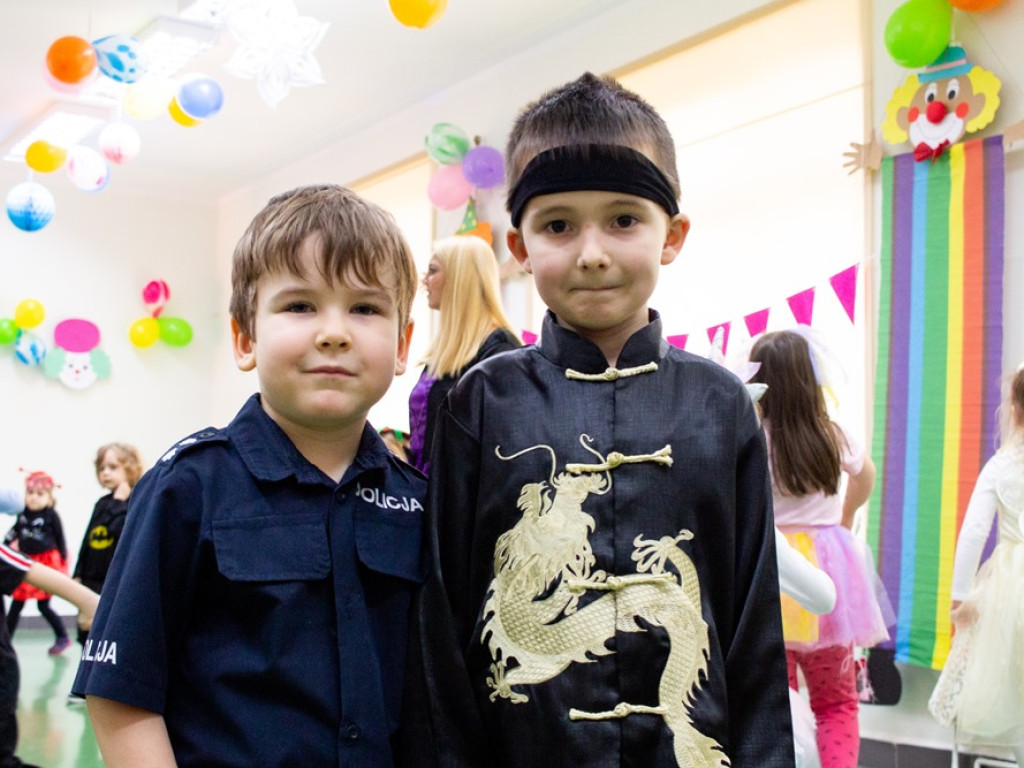 Karnawałowe szaleństwo w Przedszkolu Publicznym nr 15. Muzyka, gry i zabawy