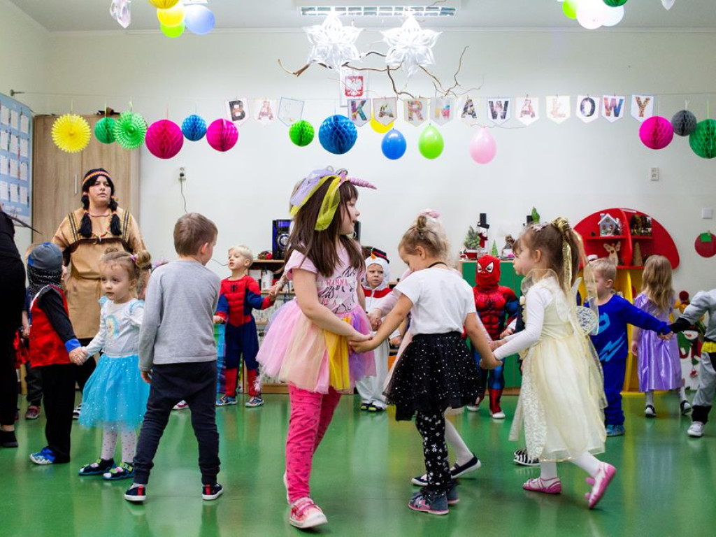 Karnawałowe szaleństwo w Przedszkolu Publicznym nr 15. Muzyka, gry i zabawy
