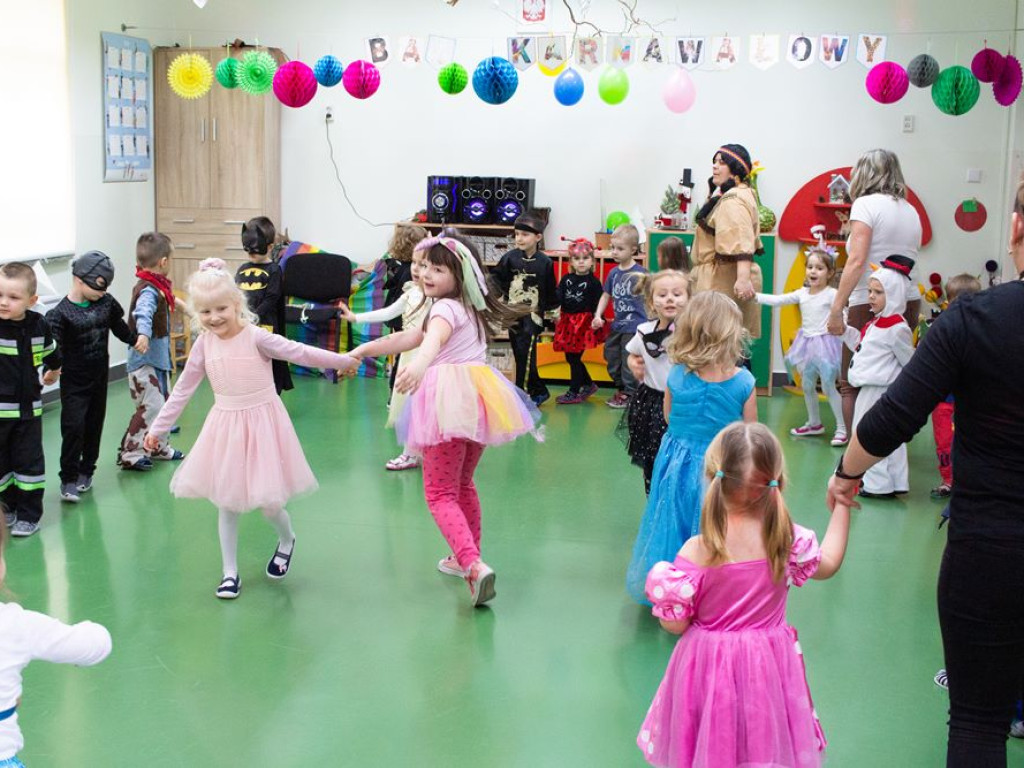 Karnawałowe szaleństwo w Przedszkolu Publicznym nr 15. Muzyka, gry i zabawy