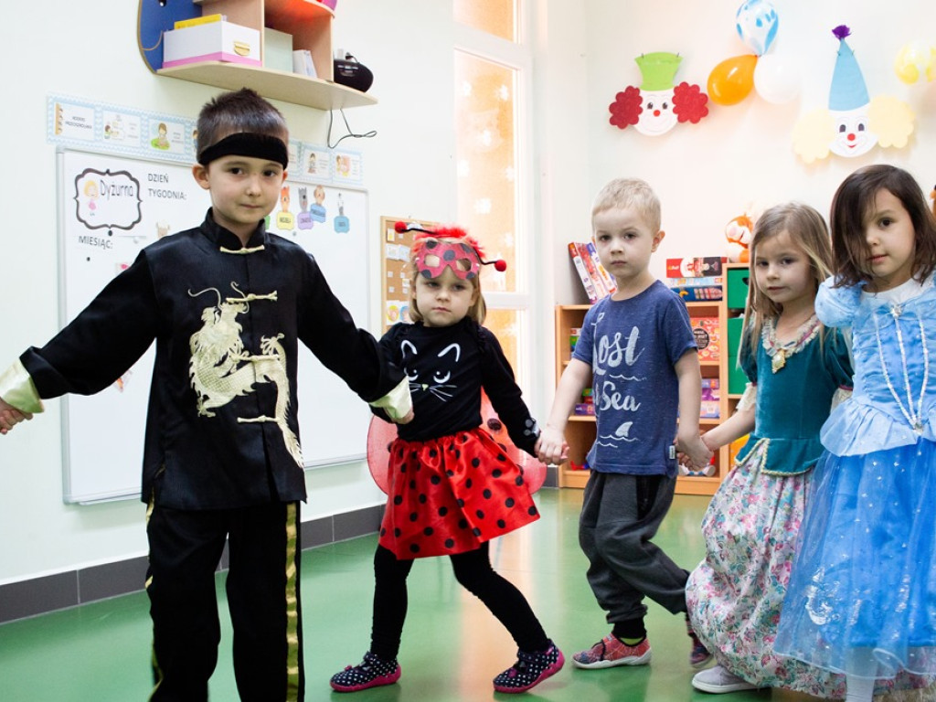 Karnawałowe szaleństwo w Przedszkolu Publicznym nr 15. Muzyka, gry i zabawy