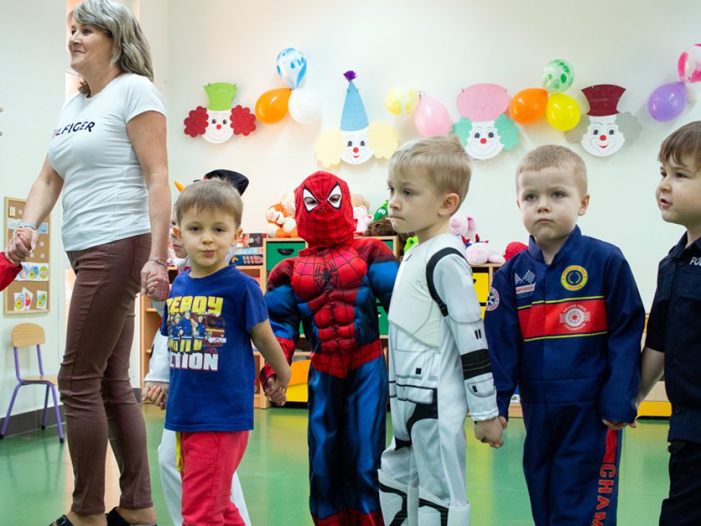 Karnawałowe szaleństwo w Przedszkolu Publicznym nr 15. Muzyka, gry i zabawy