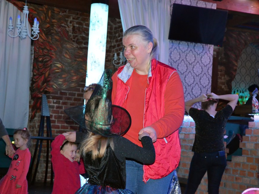 Bal karnawałowy z fundacją Owoc Głogu. Bawiły się całe rodziny