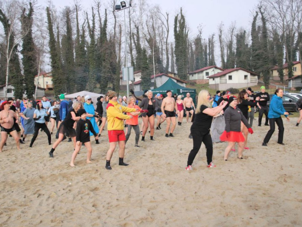 Piąty Zlot Morsów w Sławie za nami. Na plaży było gorąco, choć to środek zimy