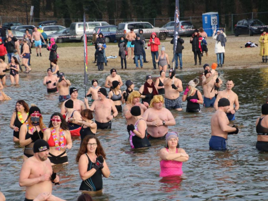 Piąty Zlot Morsów w Sławie za nami. Na plaży było gorąco, choć to środek zimy