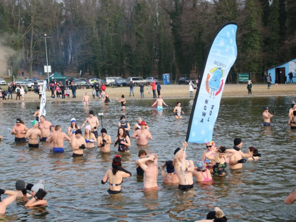 Piąty Zlot Morsów w Sławie za nami. Na plaży było gorąco, choć to środek zimy