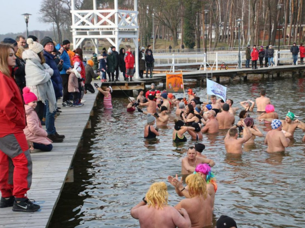 Piąty Zlot Morsów w Sławie za nami. Na plaży było gorąco, choć to środek zimy