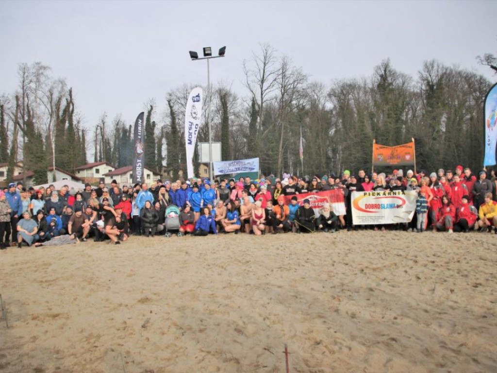 Piąty Zlot Morsów w Sławie za nami. Na plaży było gorąco, choć to środek zimy