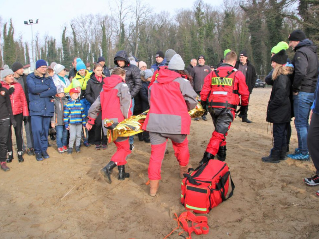 WOPR wyciągał z Jeziora Sławskiego osobę, która doznała szoku termicznego. To był pokaz akcji ratunkowej