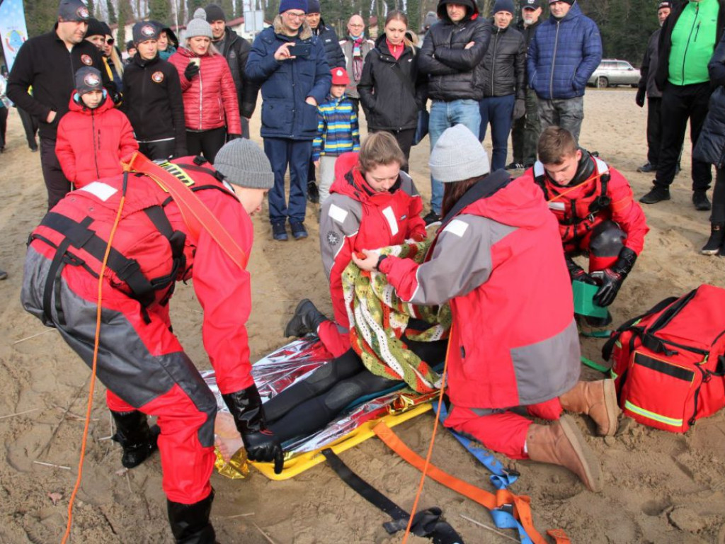 WOPR wyciągał z Jeziora Sławskiego osobę, która doznała szoku termicznego. To był pokaz akcji ratunkowej