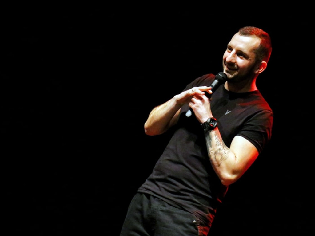 Duża dawka śmiechu w teatrze. Występ Piotra Szulowskiego nagrodzony brawami