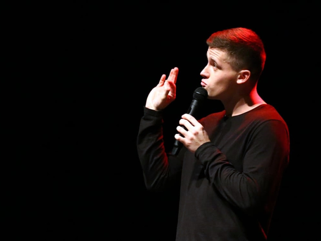 Duża dawka śmiechu w teatrze. Występ Piotra Szulowskiego nagrodzony brawami