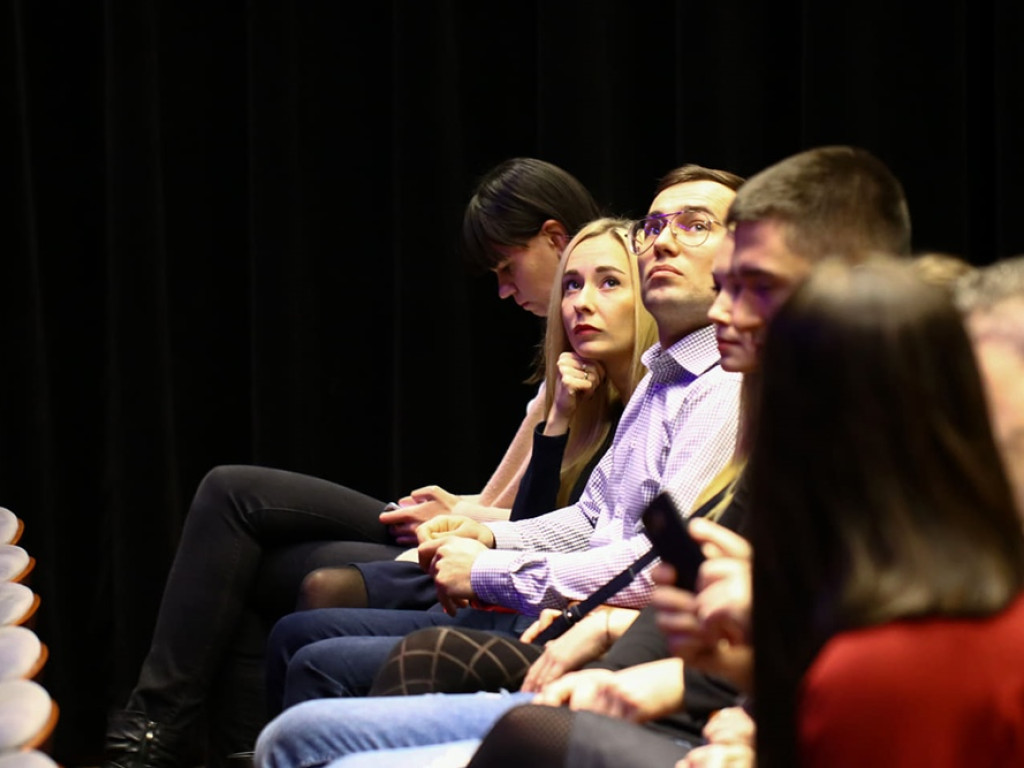 Duża dawka śmiechu w teatrze. Występ Piotra Szulowskiego nagrodzony brawami