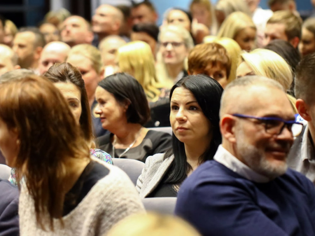 Duża dawka śmiechu w teatrze. Występ Piotra Szulowskiego nagrodzony brawami