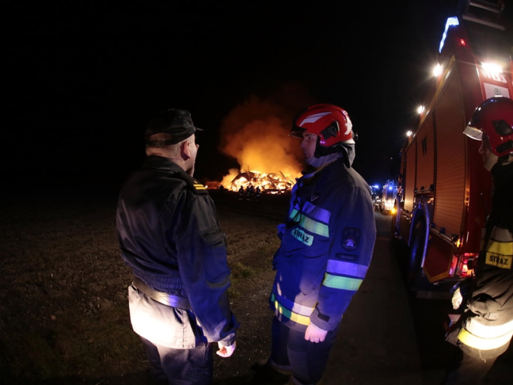 Konstrukcja wiaty się zapadła. Strażaków czeka ciężka walka z żywiołem. Starty są ogromne