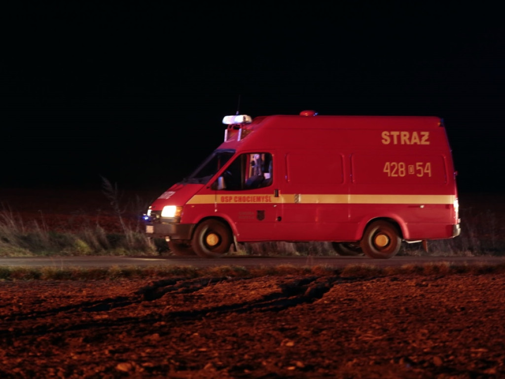 Konstrukcja wiaty się zapadła. Strażaków czeka ciężka walka z żywiołem. Starty są ogromne