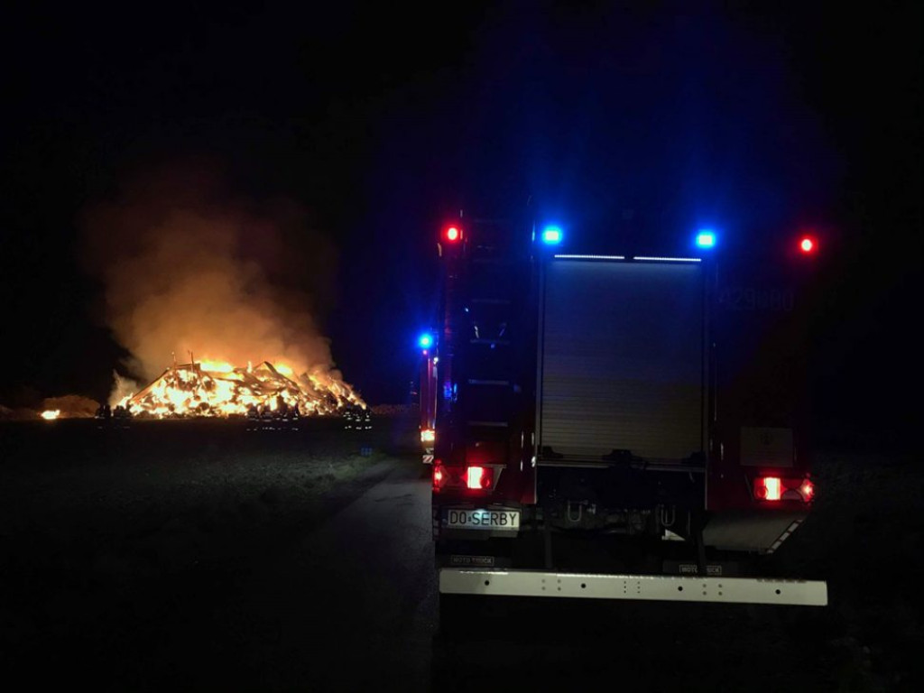 Konstrukcja wiaty się zapadła. Strażaków czeka ciężka walka z żywiołem. Starty są ogromne